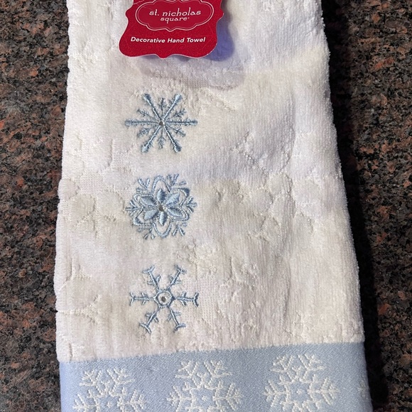 2/$15 NEW! hand towel and candle warmer set - Picture 3 of 4